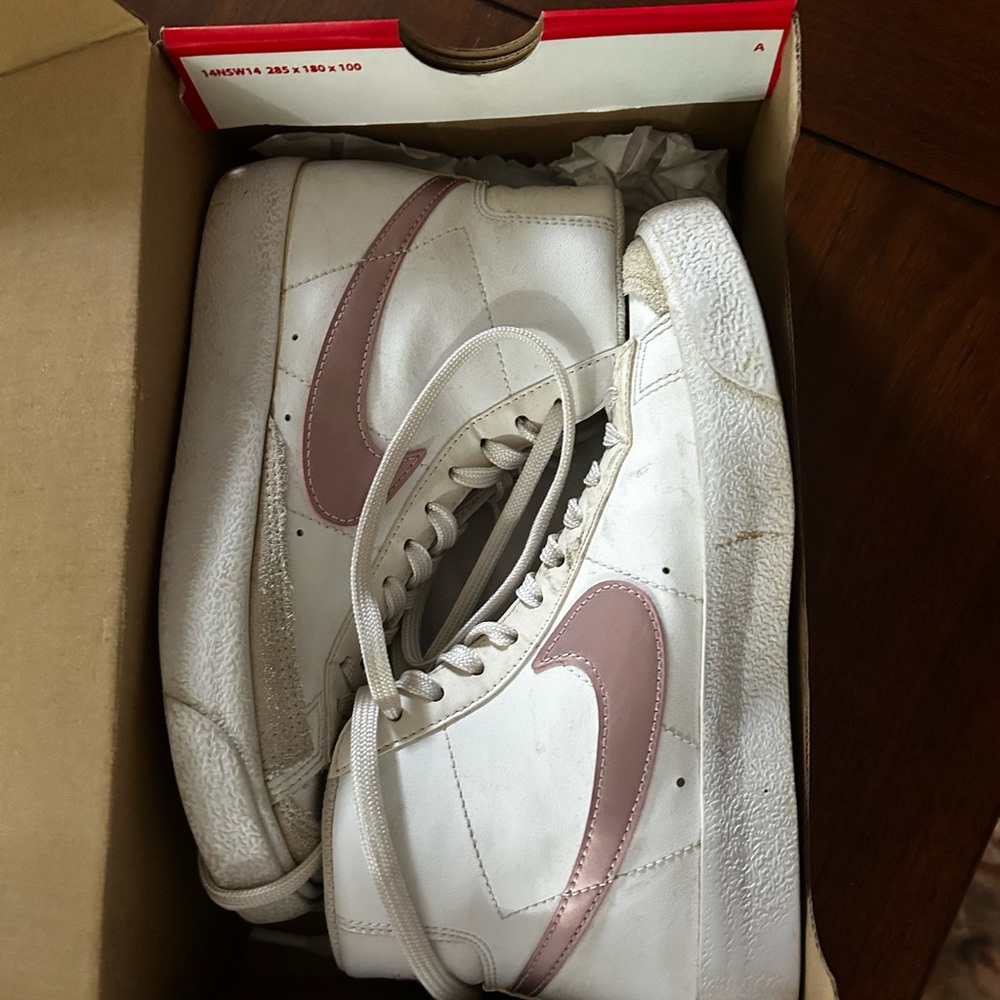 Nike Blazer Mid 77 in Rose Gold  and White